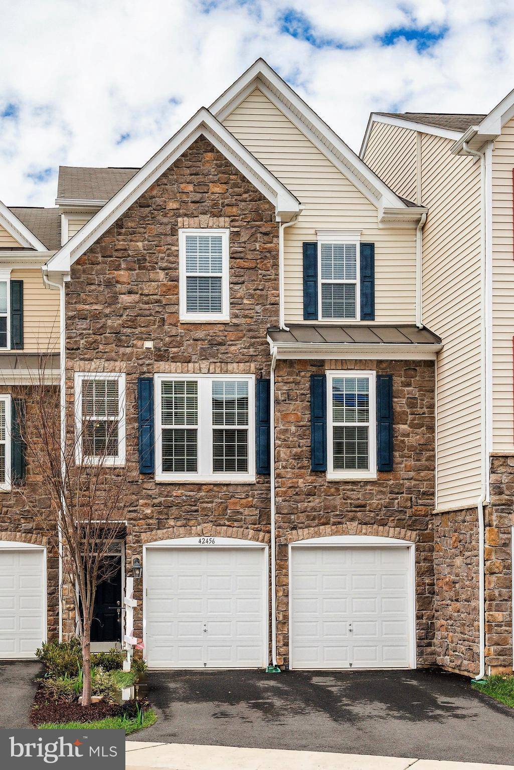 Ashburn, VA 20148,42456 GREAT HERON SQ