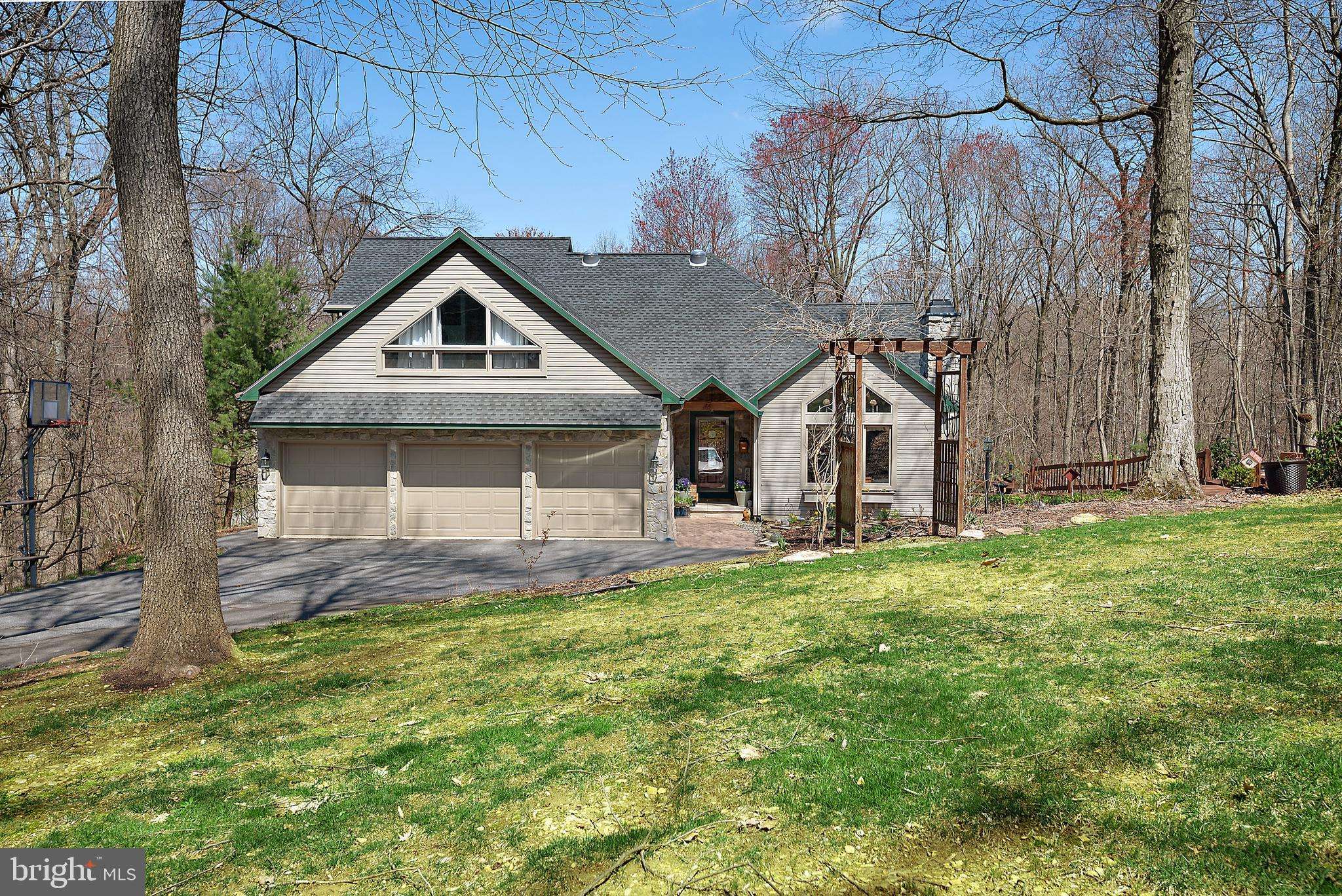 Pequea, PA 17565,112 HOLLOW WOODS DR