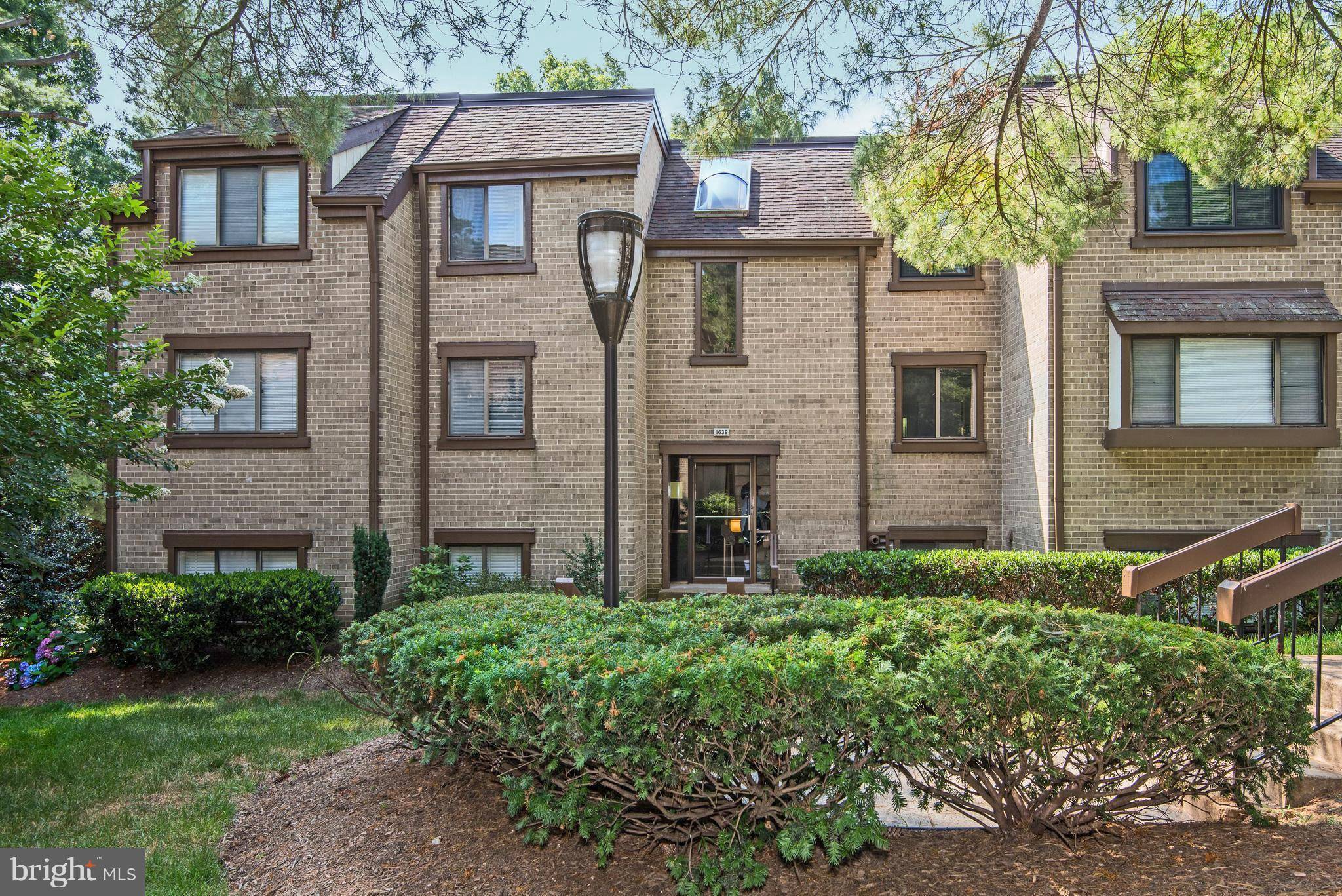 Reston, VA 20190,1639 PARKCREST CIR #301