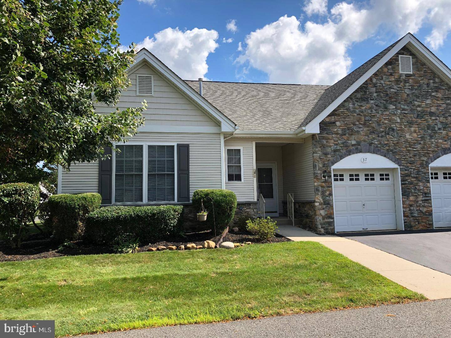 Hamilton Township, NJ 08690,37 MEADOWLARK DR