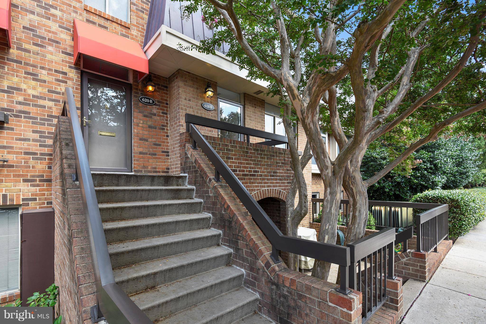 Arlington, VA 22202,618-B 15TH ST S