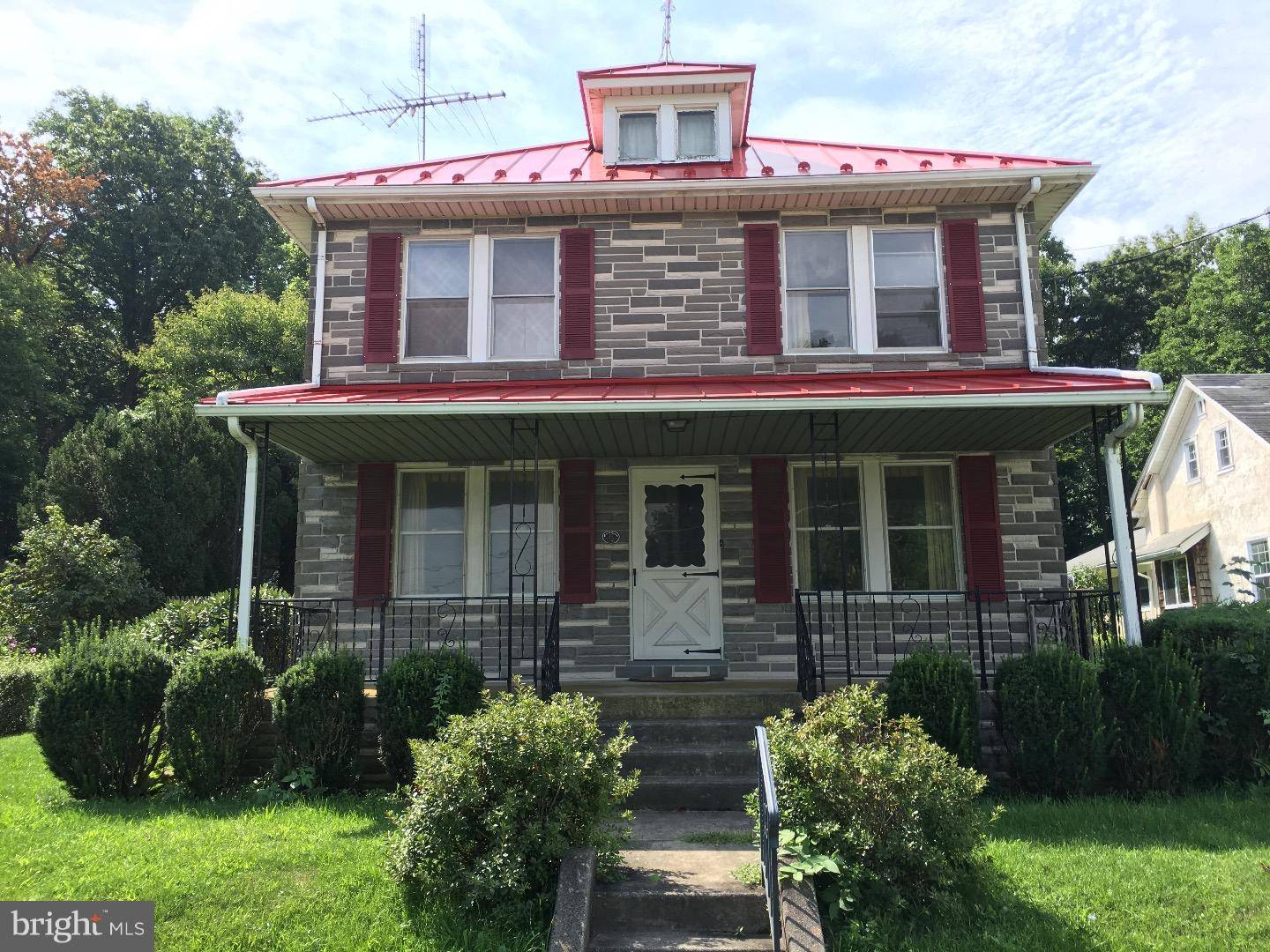 Elverson, PA 19520,107 S CHESTNUT ST