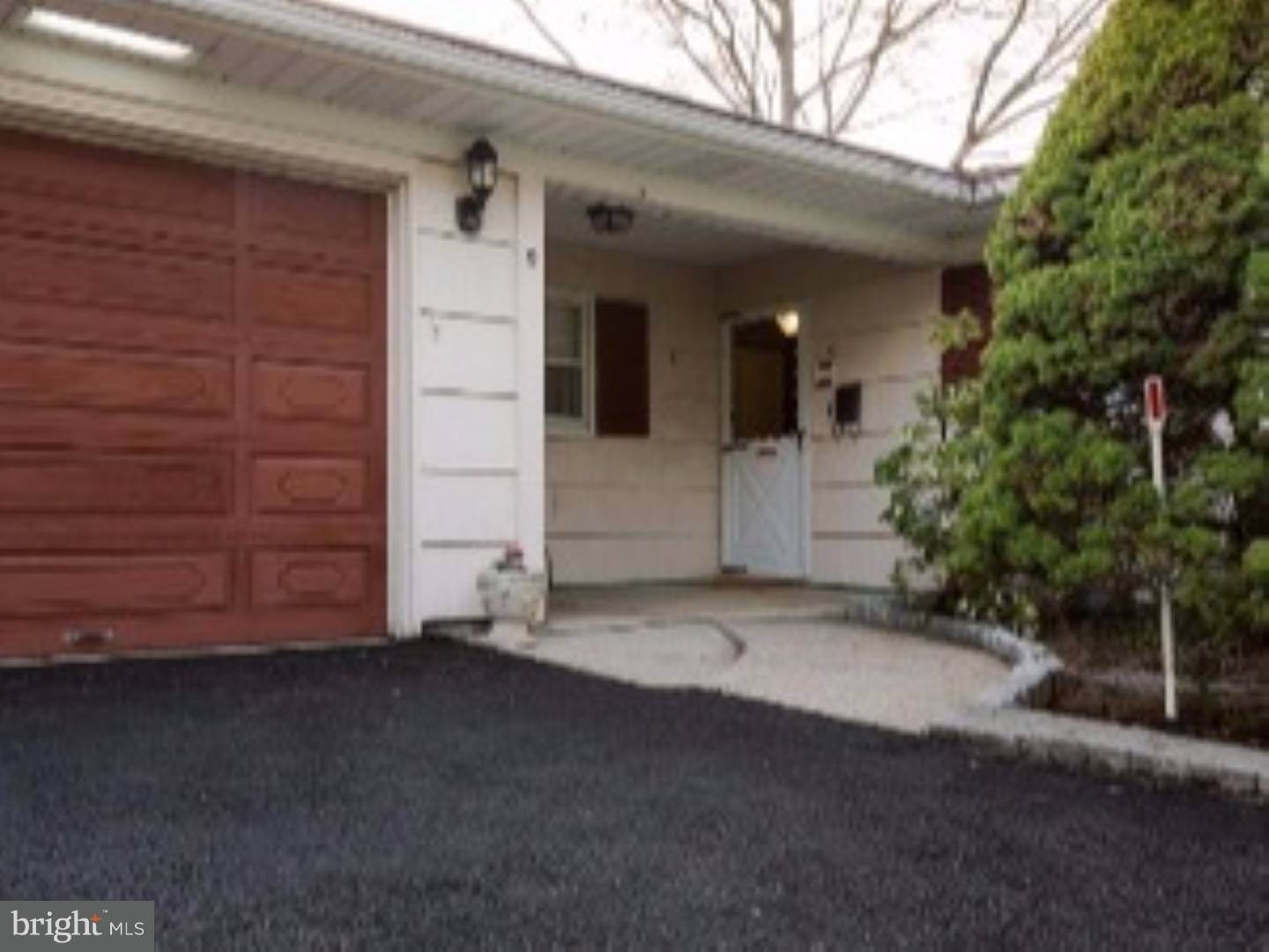 Willingboro, NJ 08046,9 EMPIRE LN
