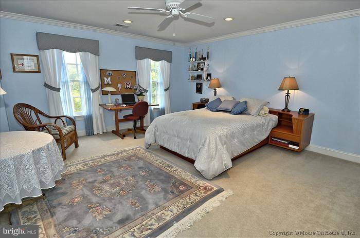 Oakton, VA 22124,11424 MEADOW LAKE CT