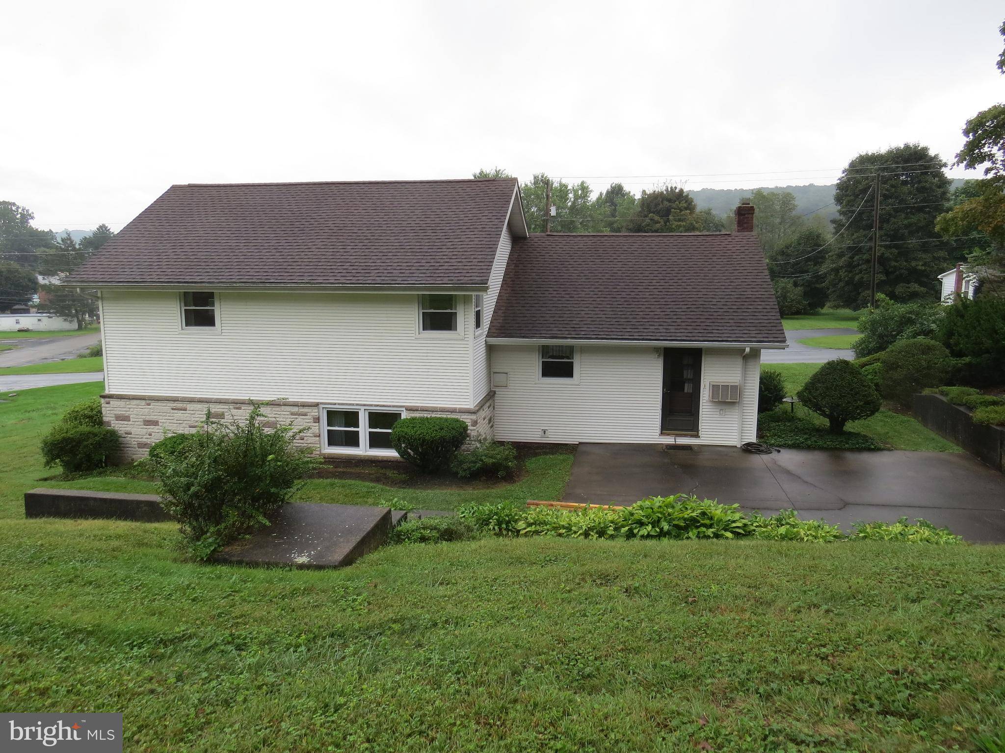 Pine Grove, PA 17963,10 OAK GROVE LN