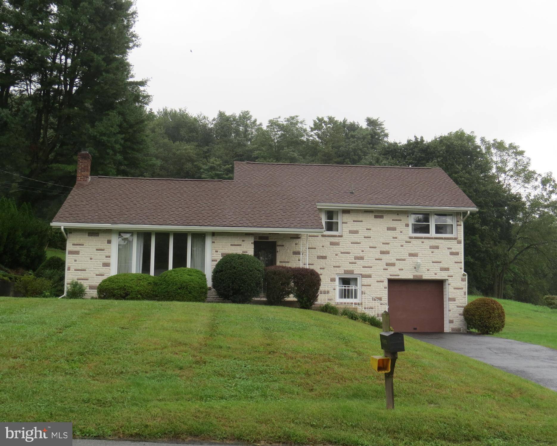 Pine Grove, PA 17963,10 OAK GROVE LN