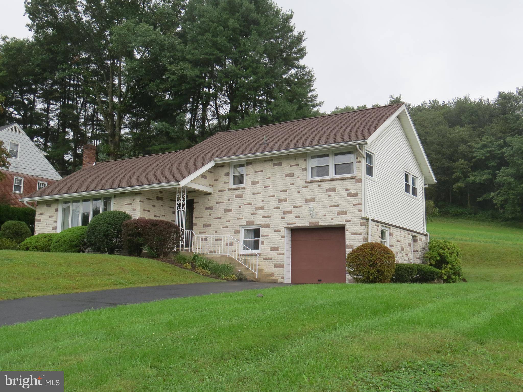 Pine Grove, PA 17963,10 OAK GROVE LN