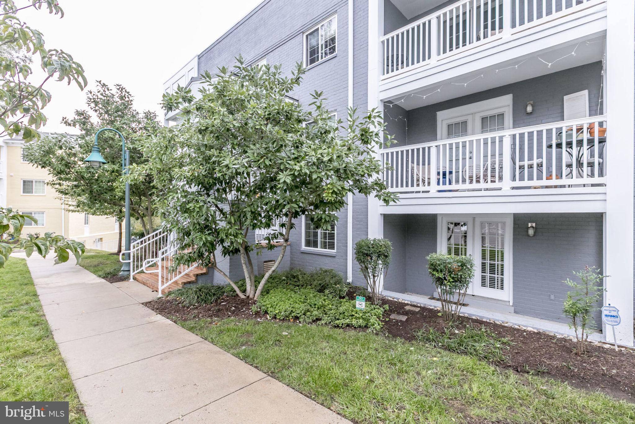 Arlington, VA 22204,4077 FOUR MILE RUN DR #204