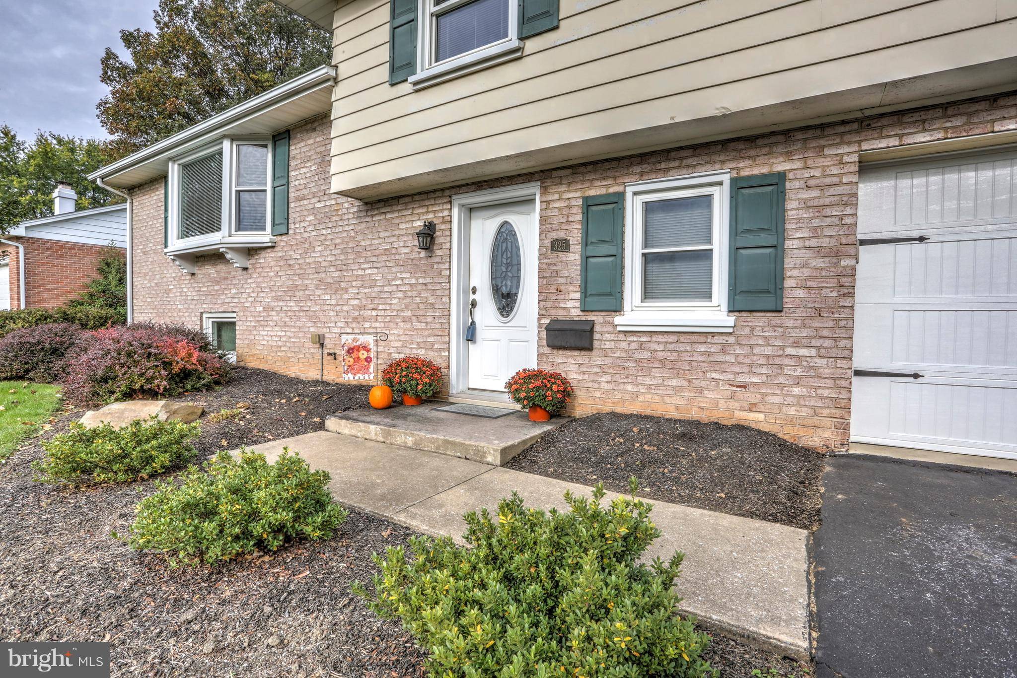 New Holland, PA 17557,325 VALLEY VIEW DR