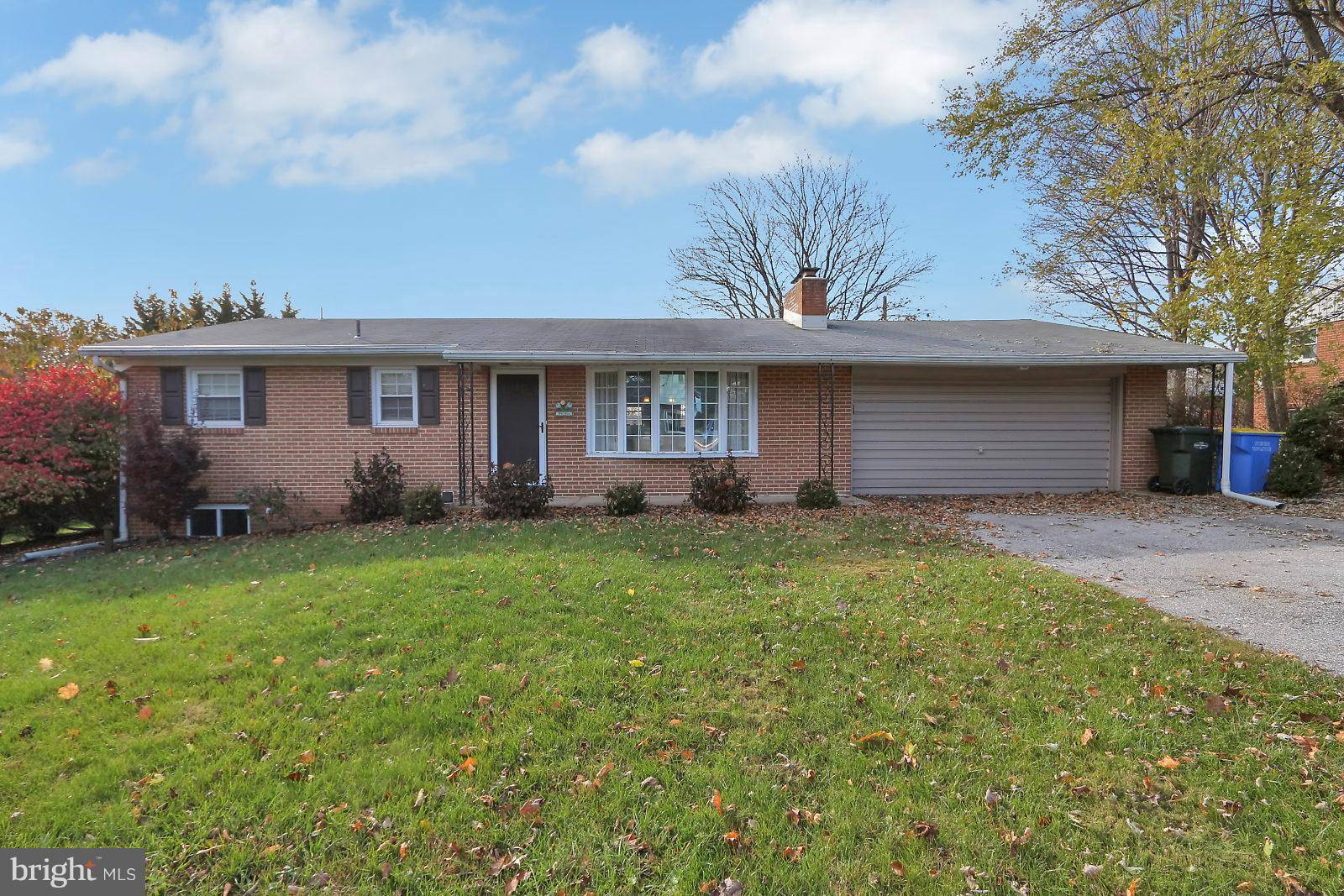 York, PA 17402,810 HENRY LN