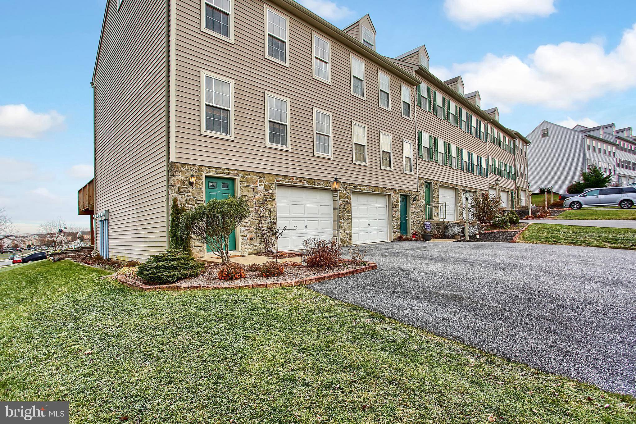 York, PA 17404,1004 HEARTHRIDGE LN