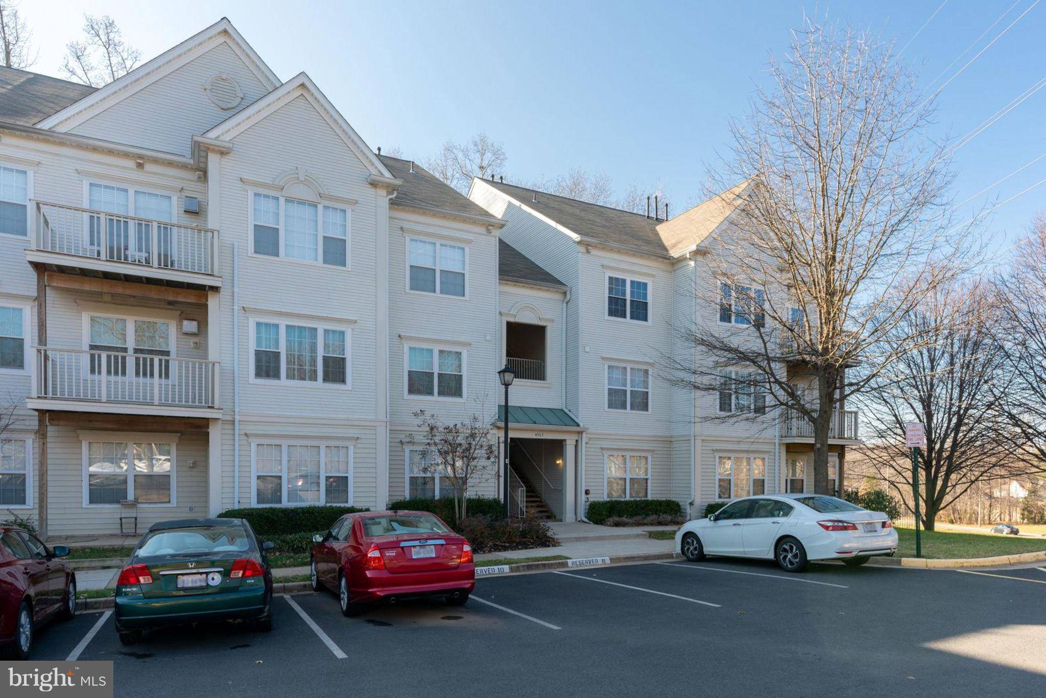 Fairfax, VA 22033,4363 WILSON VALLEY DR #402