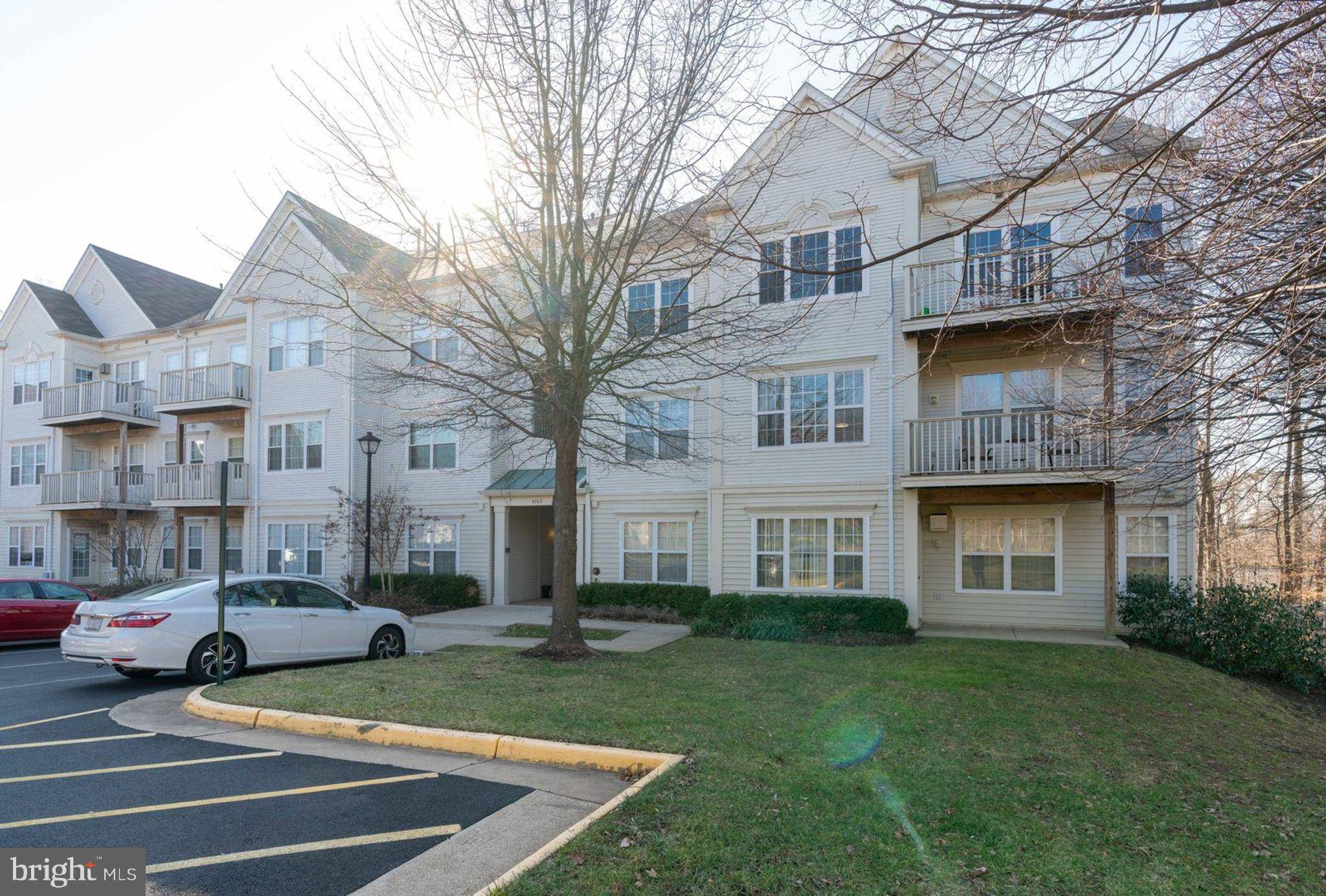 Fairfax, VA 22033,4363 WILSON VALLEY DR #402