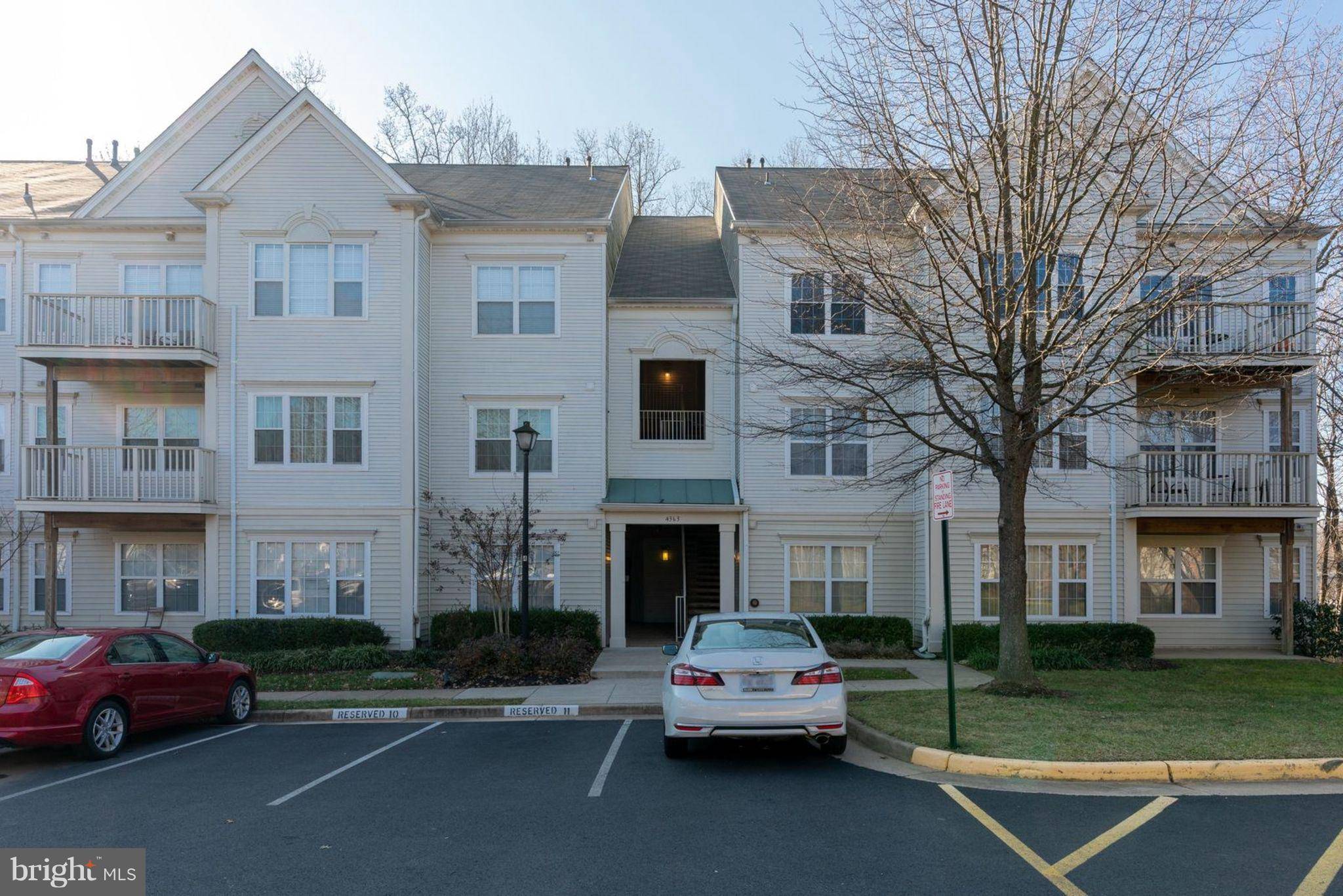 Fairfax, VA 22033,4363 WILSON VALLEY DR #402