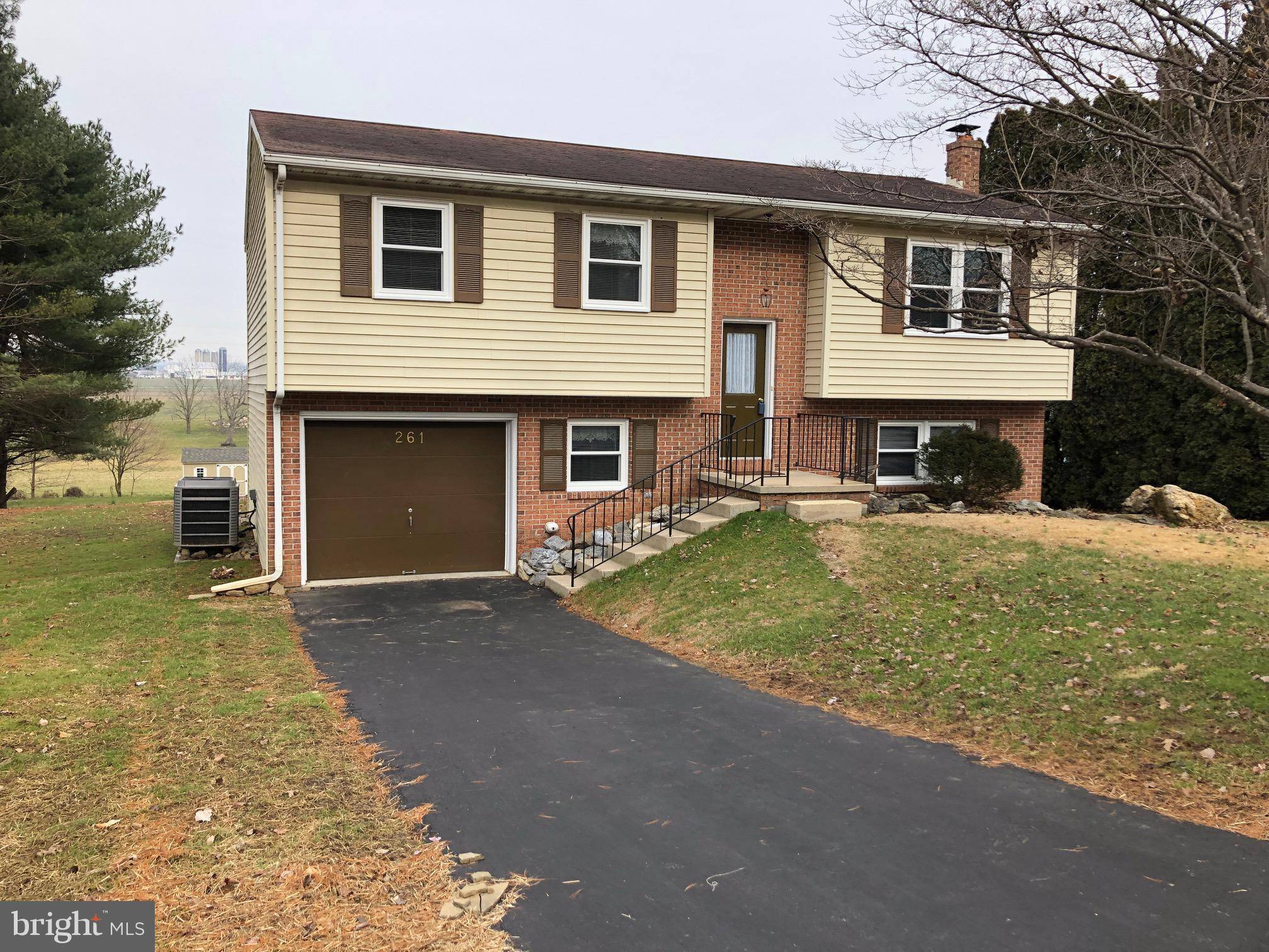 Leola, PA 17540,261 ORCHARD VIEW DR