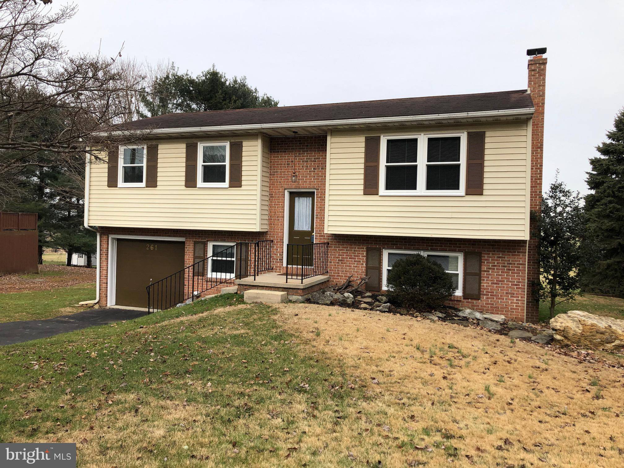 Leola, PA 17540,261 ORCHARD VIEW DR