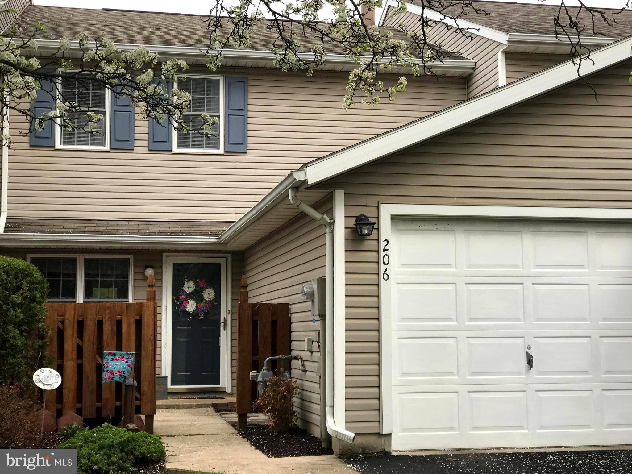 York, PA 17408,206 PINE CT