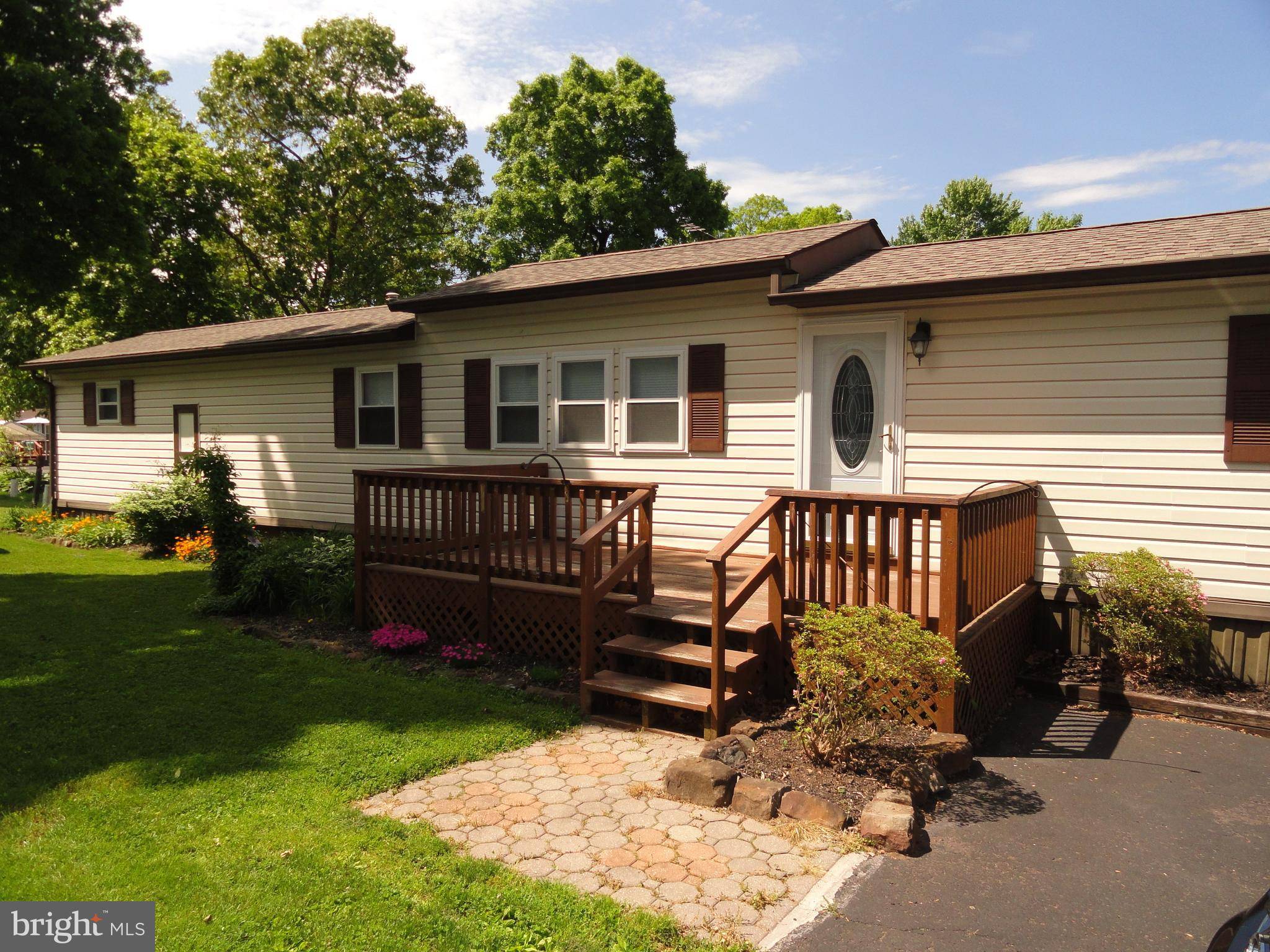 Green Lane, PA 18054,403 OAK DR