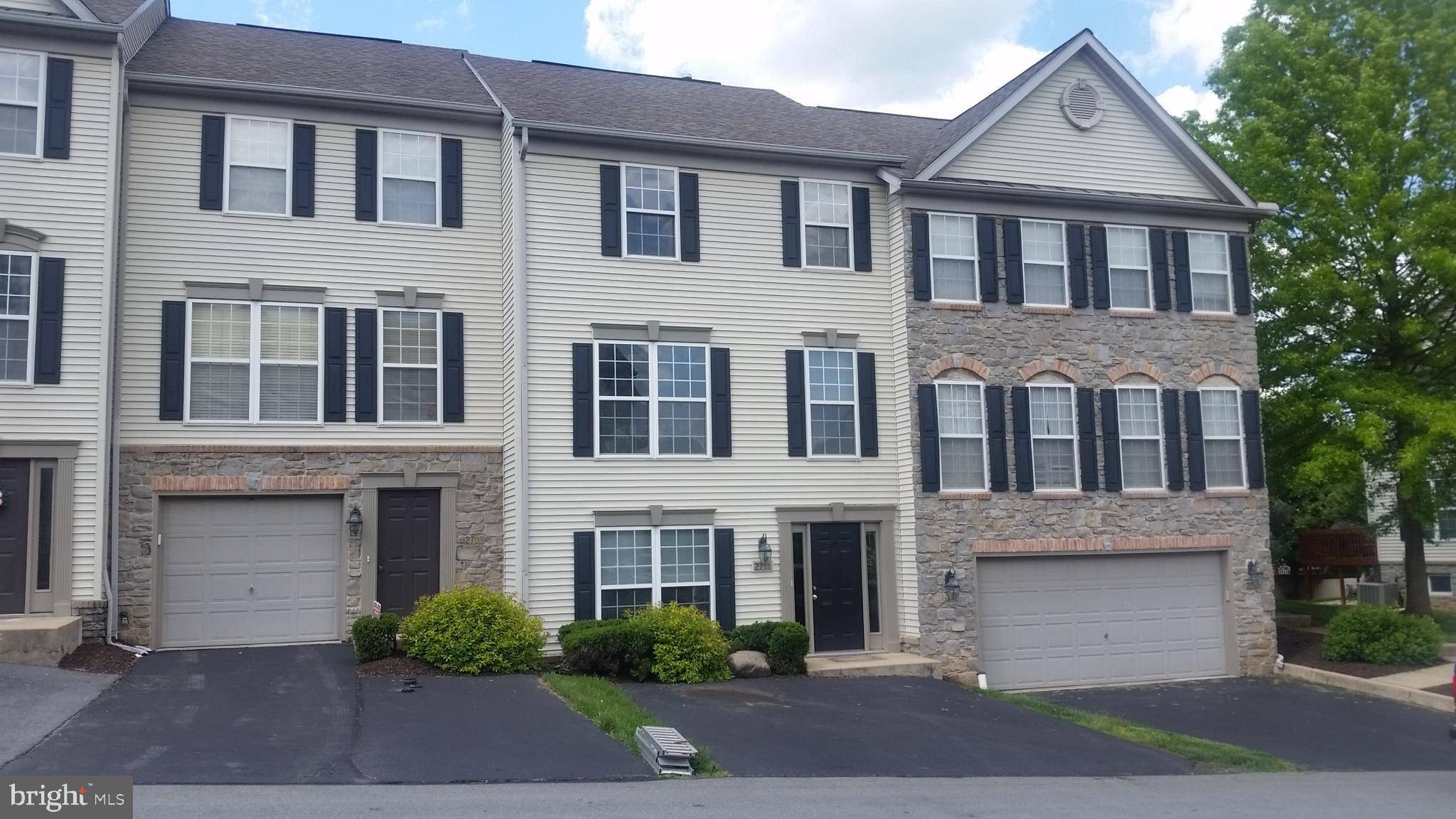 York, PA 17402,2711 HUNT CLUB DR