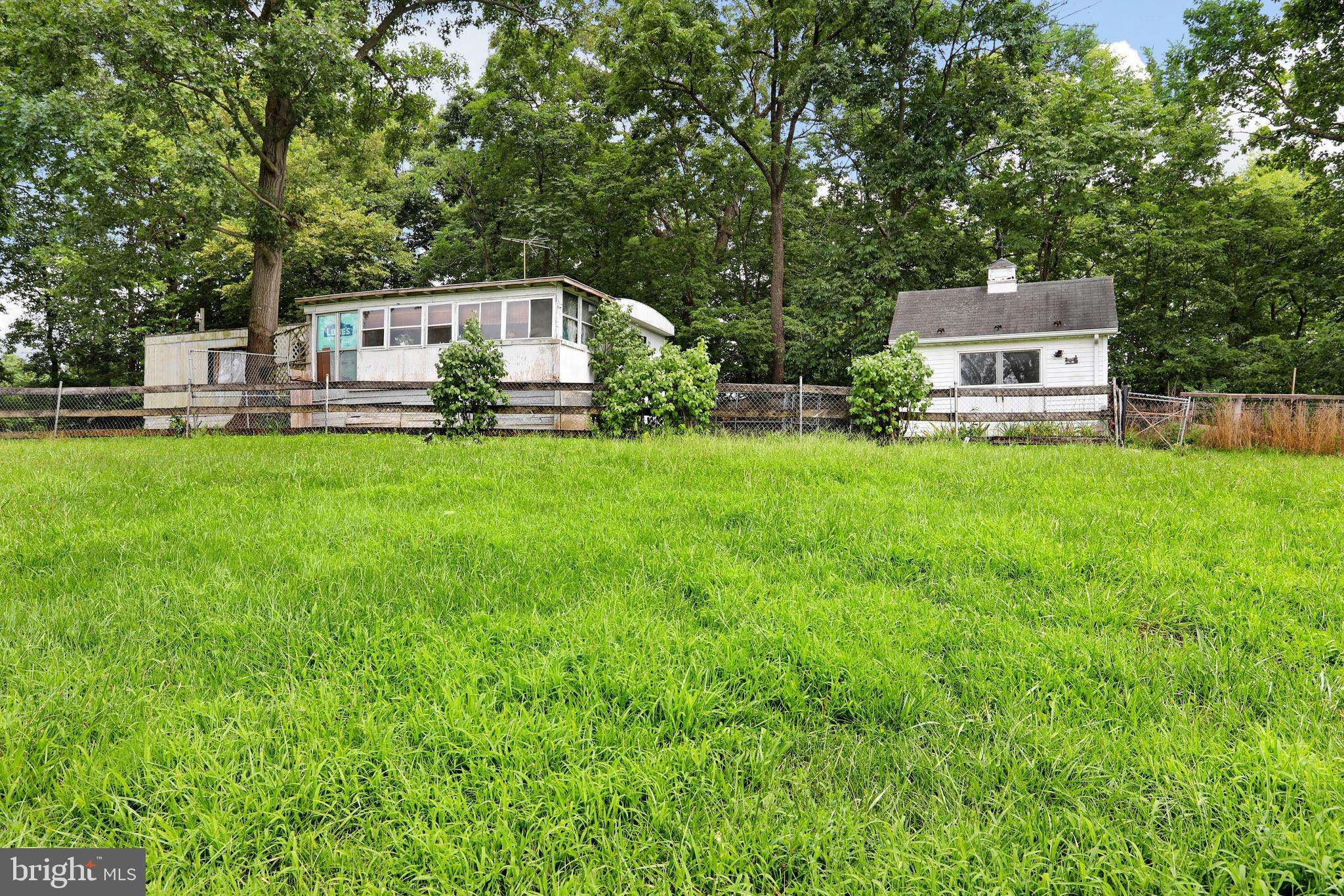 Falling Waters, WV 25419,279 LAZY LN