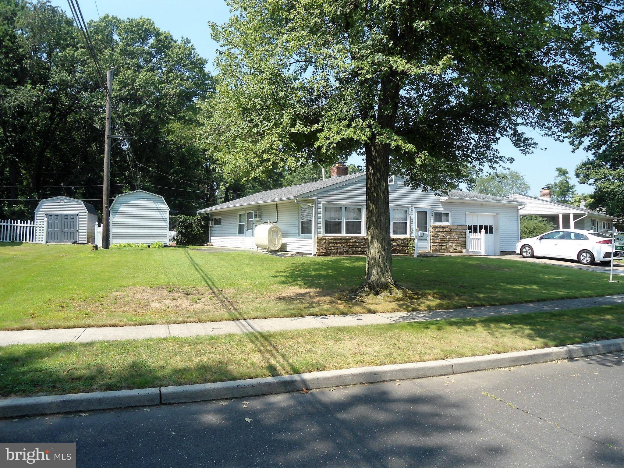 Levittown, PA 19054,9 TREE LN