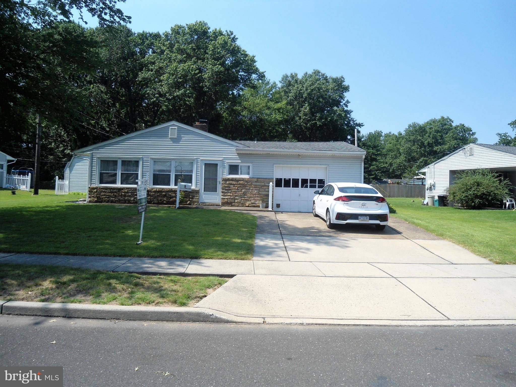 Levittown, PA 19054,9 TREE LN