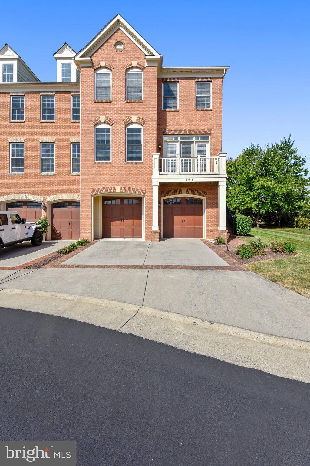 Herndon, VA 20170,124 QUIETWALK LN