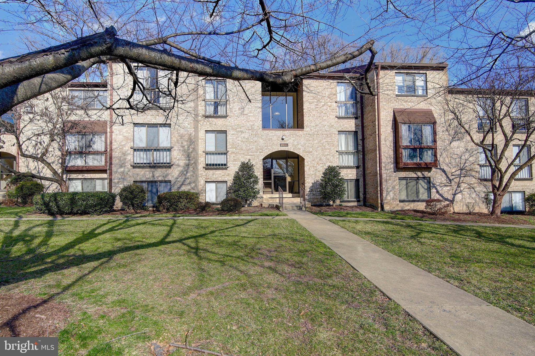 Reston, VA 20191,2034 ROYAL FERN CT #2B