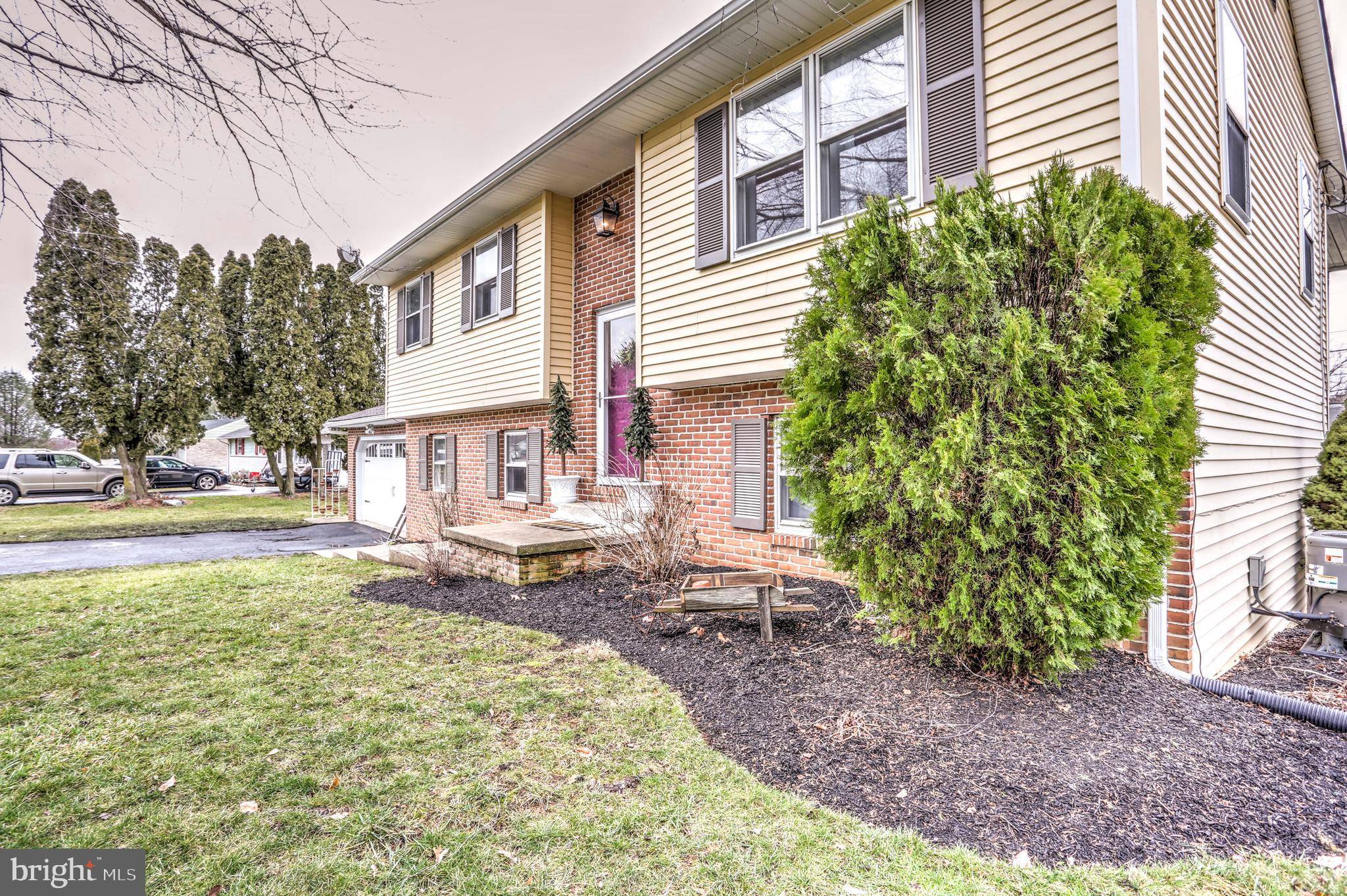 Leola, PA 17540,62-1/2 HICKORY LN