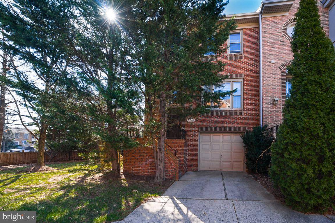 Vienna, VA 22182,8021 MERRY OAKS CT