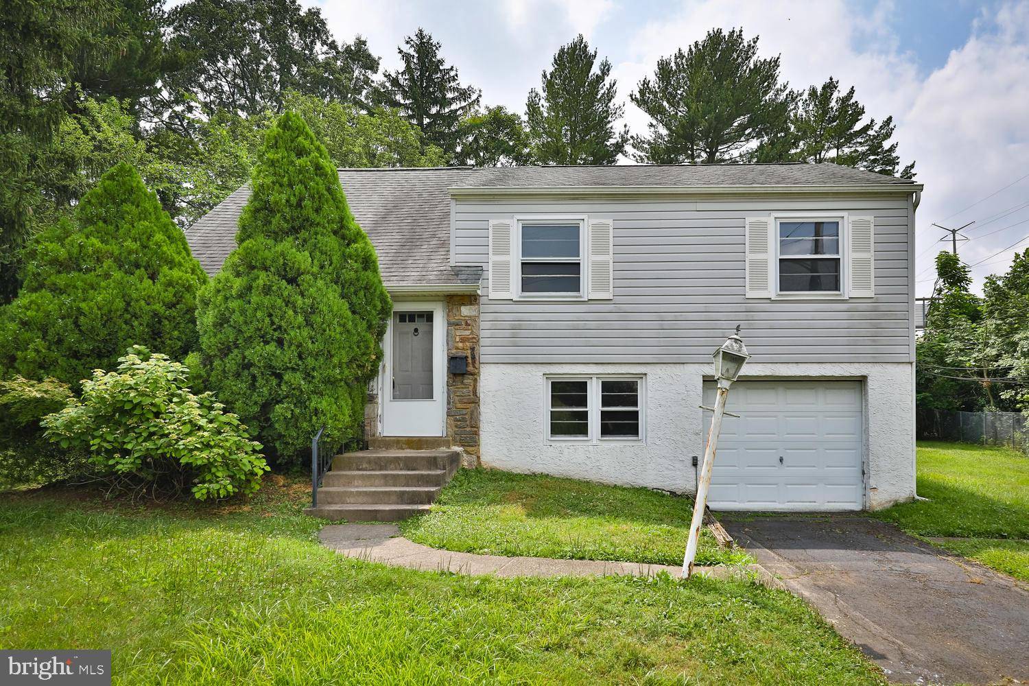 Oreland, PA 19075,508 HAWS LN