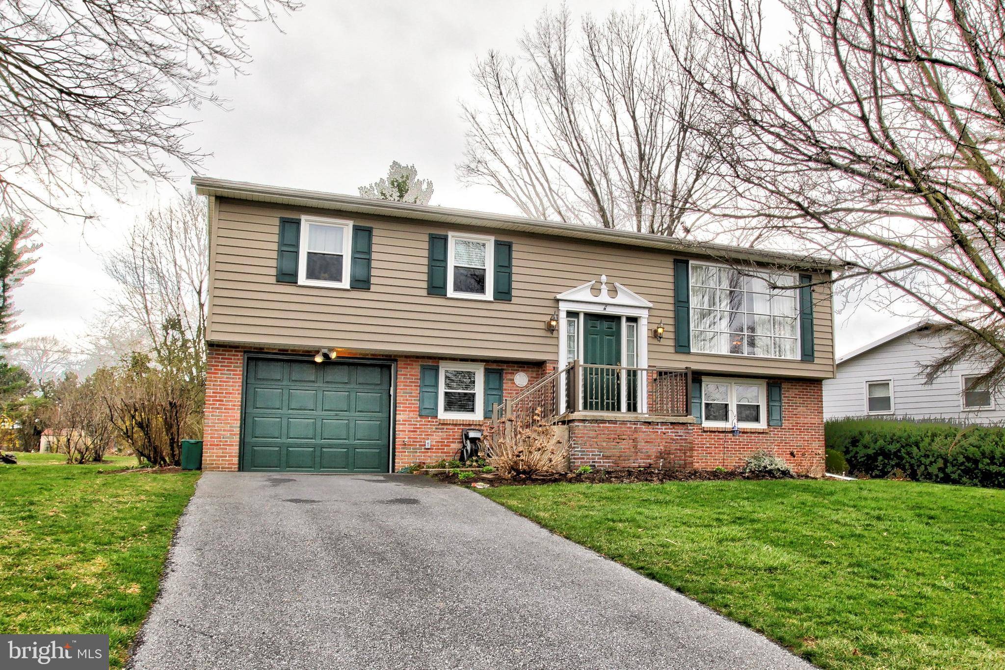 Lancaster, PA 17601,518 HEDGEROW LN