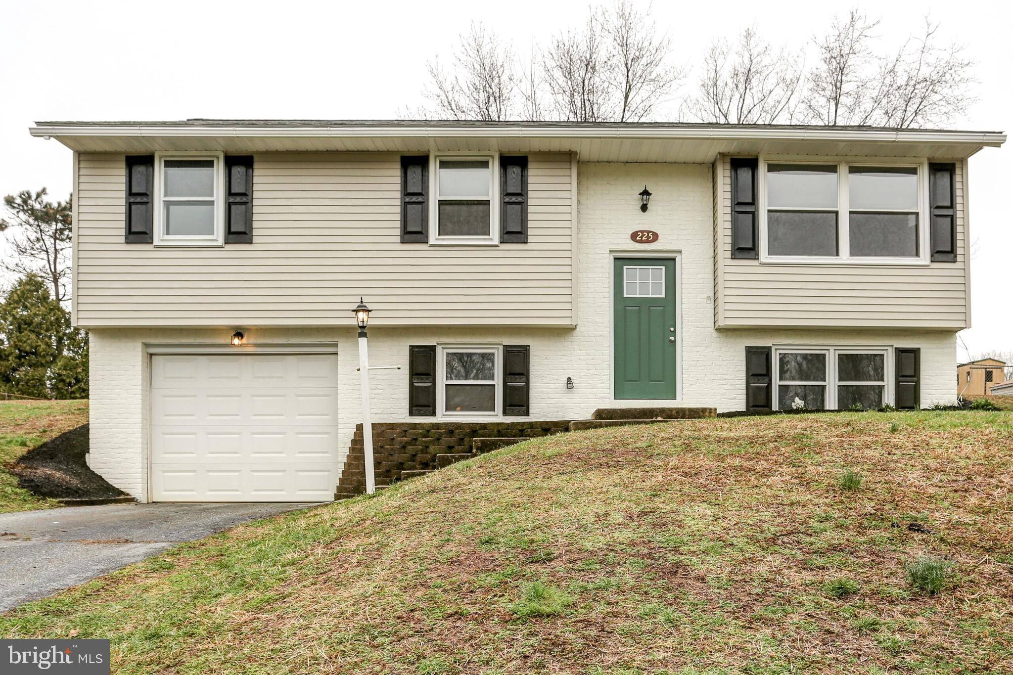 Elizabethtown, PA 17022,225 BUTTONWOOD DR