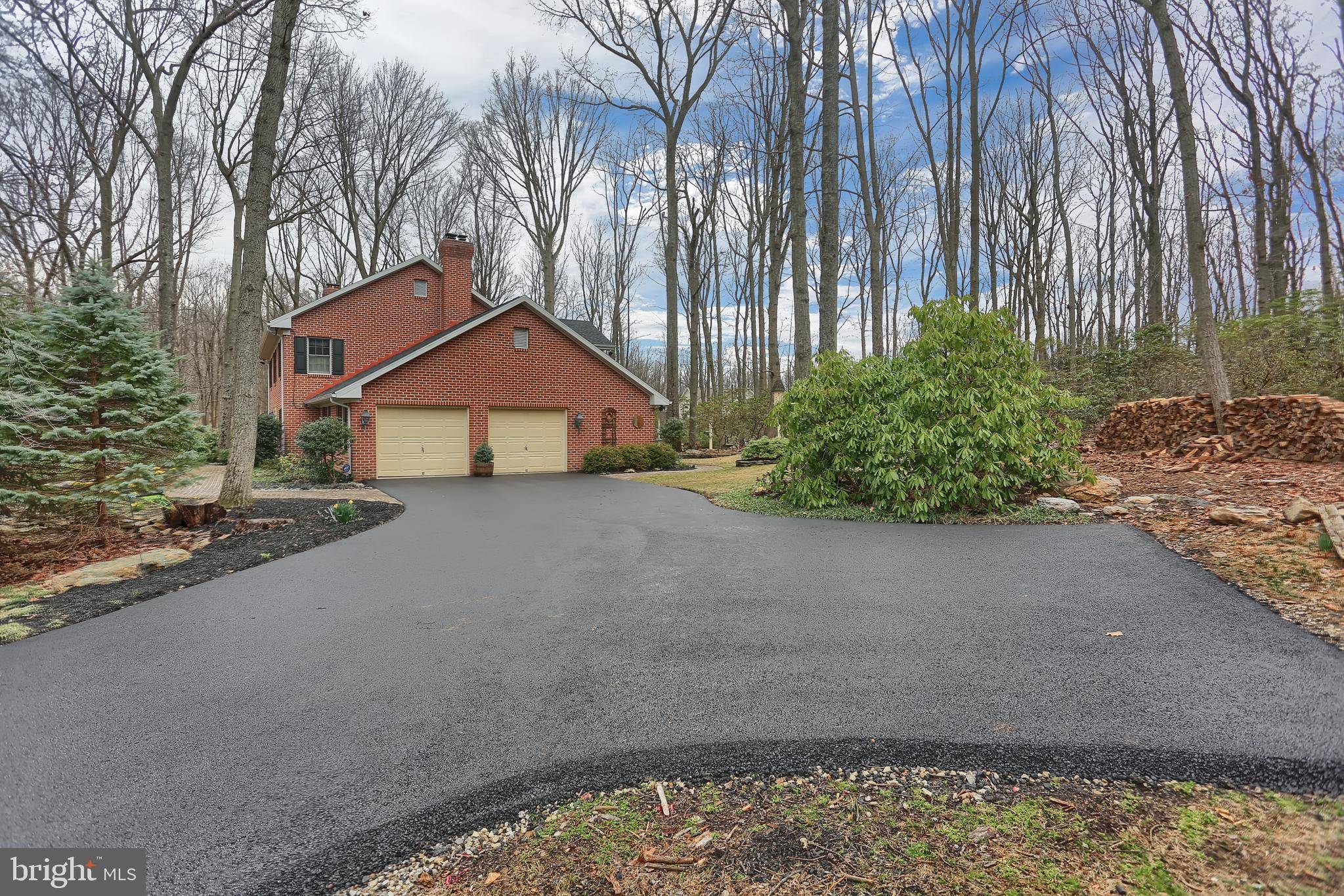 Hanover, PA 17331,811 LAUREL WOODS LN