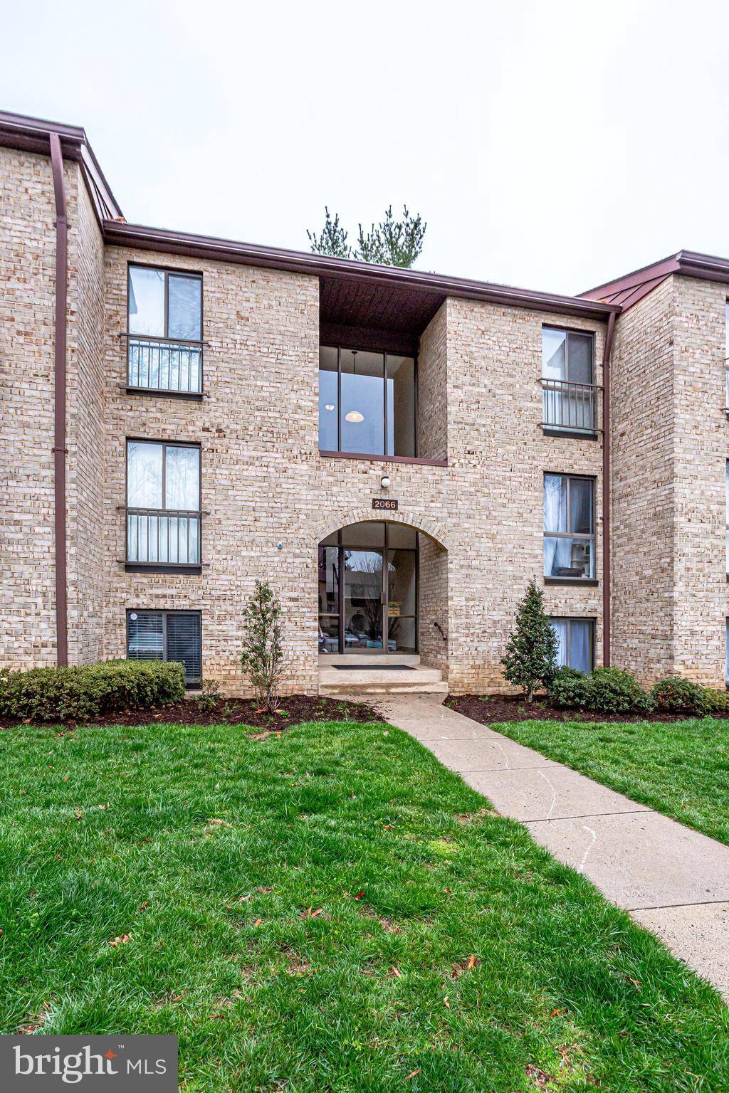 Reston, VA 20191,2066 ROYAL FERN CT #1B