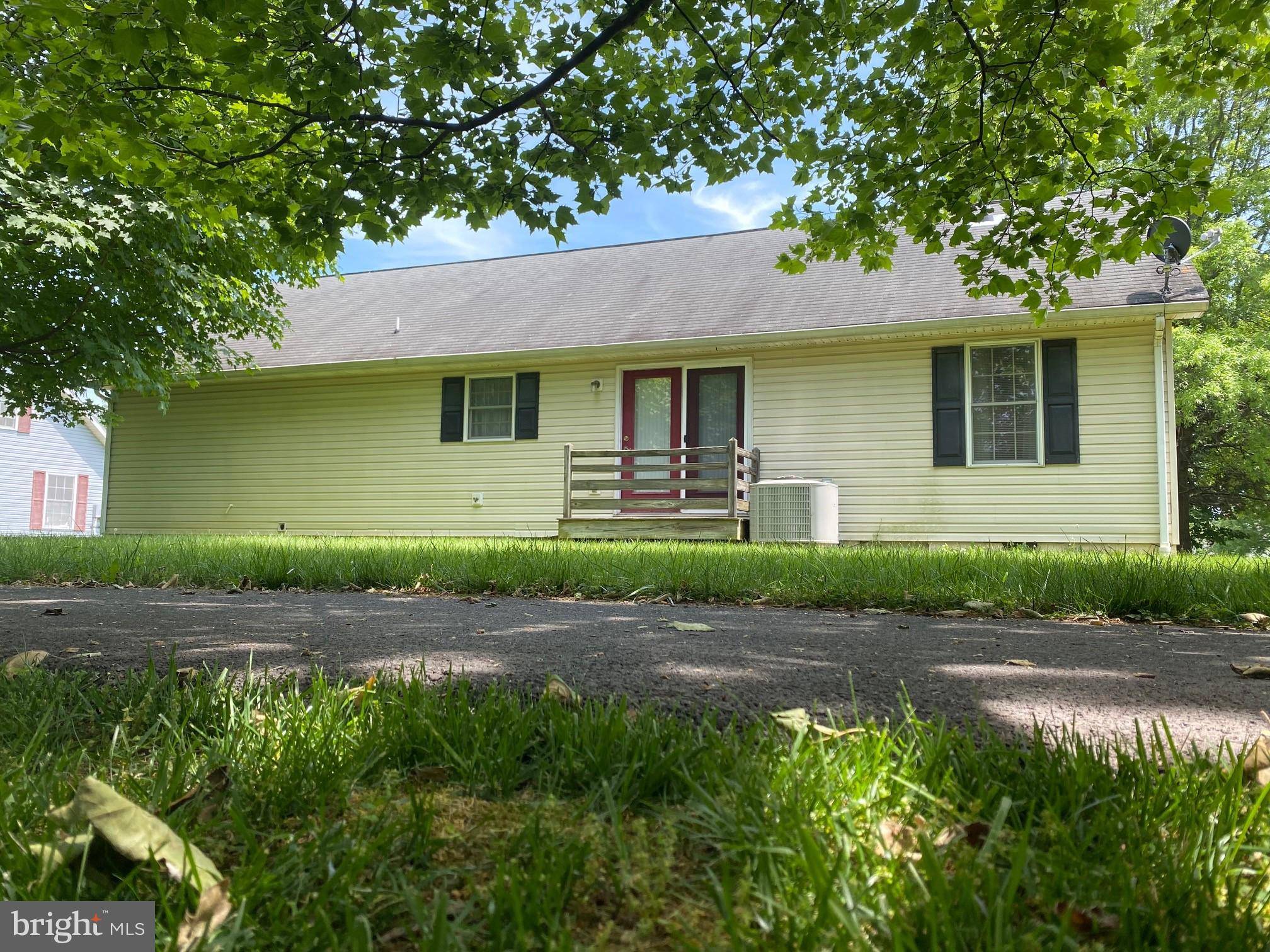 Falling Waters, WV 25419,180 AMBLER LN