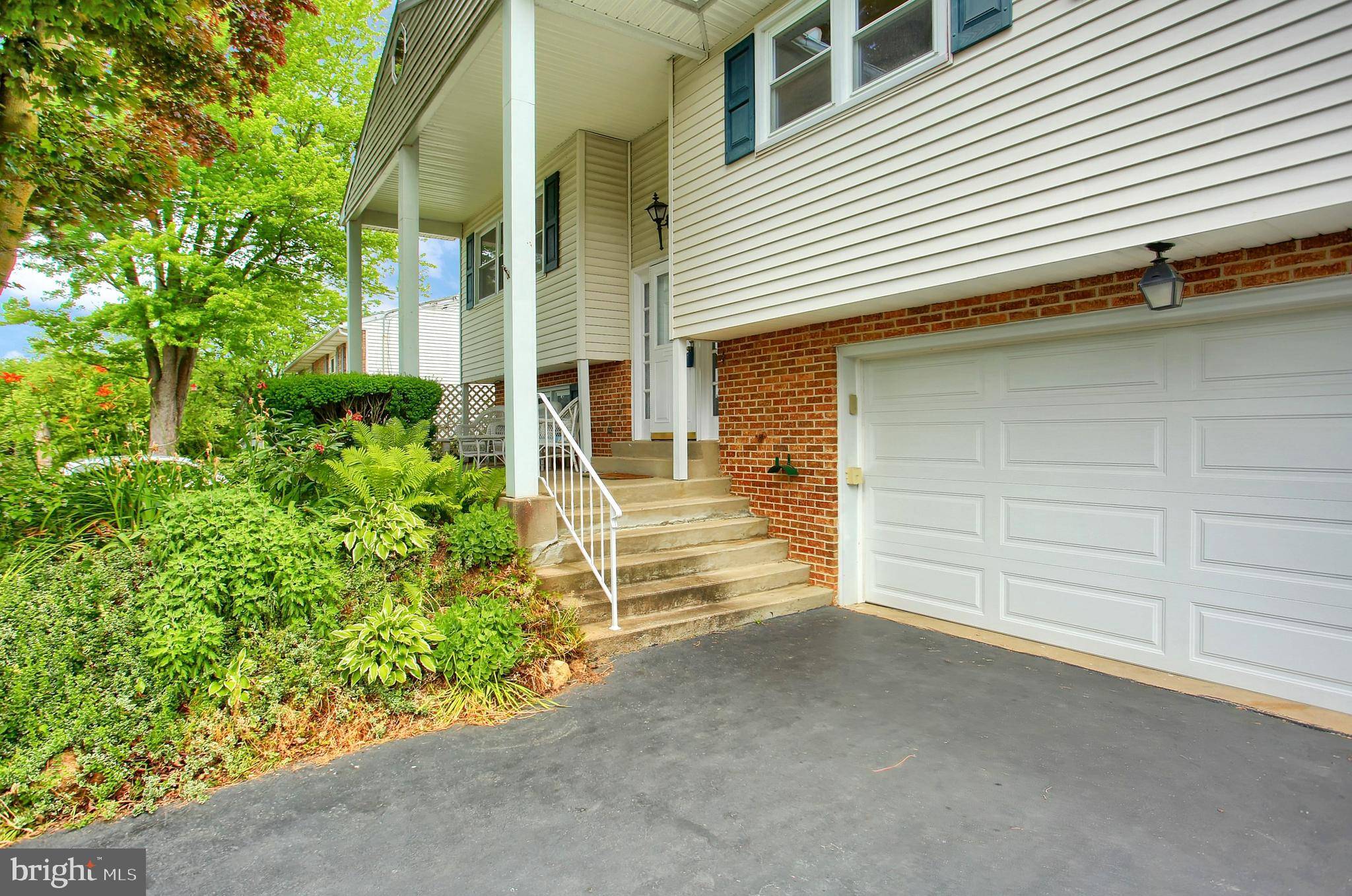 Mount Holly Springs, PA 17065,302 OAK DR