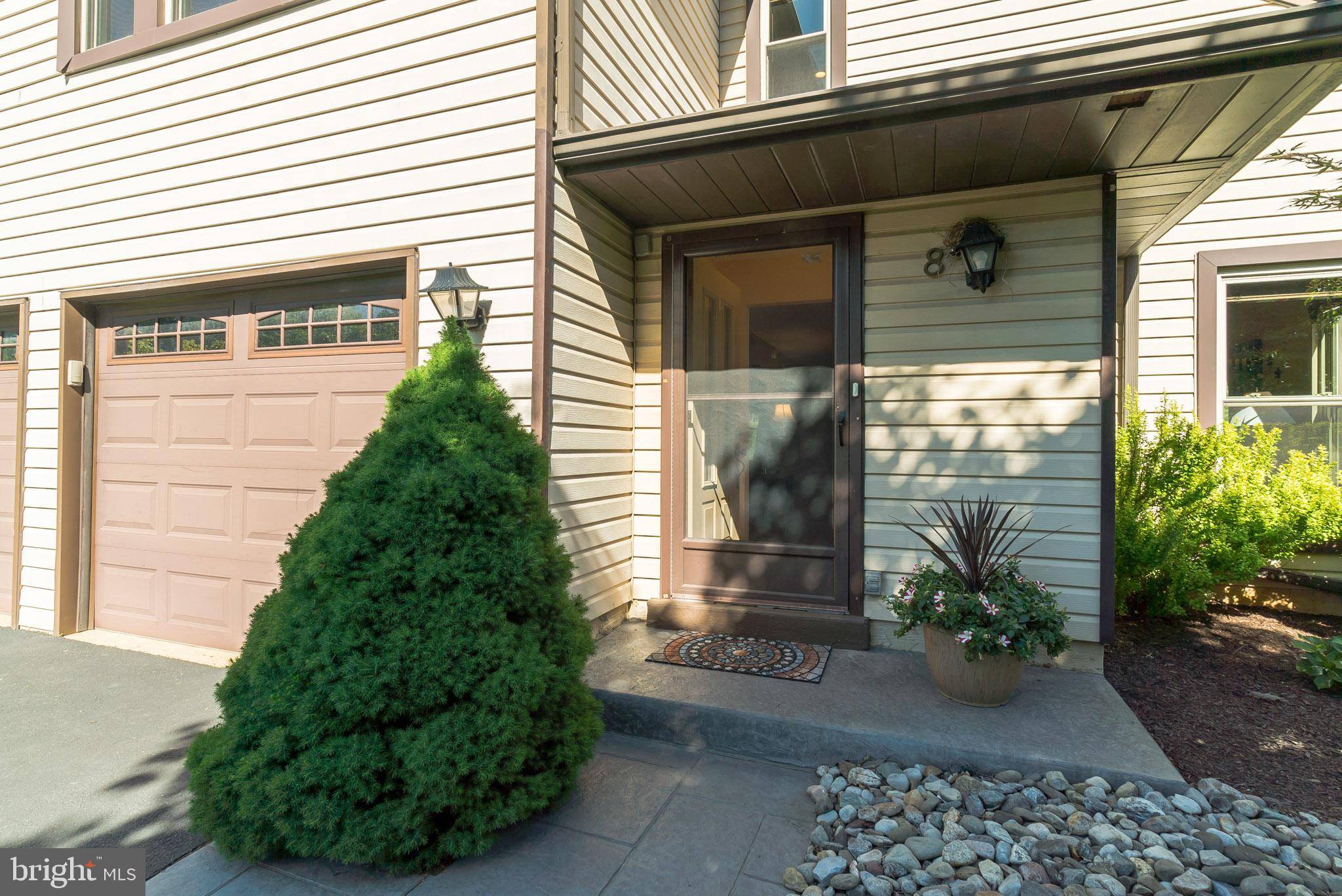 Horsham, PA 19044,8 BOULDER LN