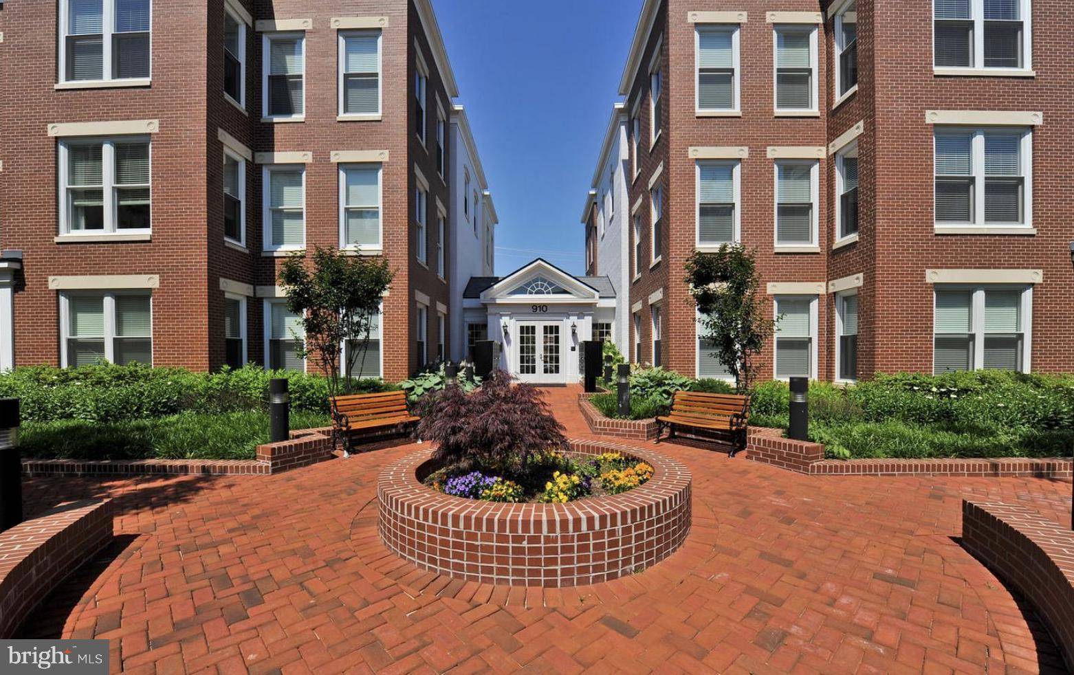 Alexandria, VA 22314,910 POWHATAN ST #203S