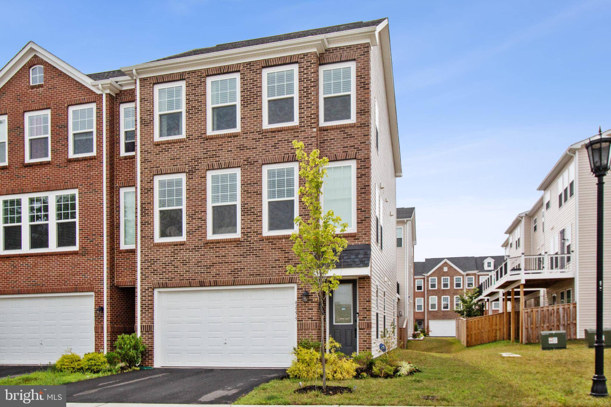 Chantilly, VA 20152,42275 LANCASTER WOODS SQ