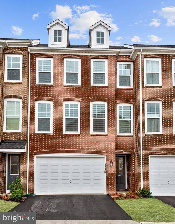 Chantilly, VA 20152,42246 LANCASTER WOODS SQ