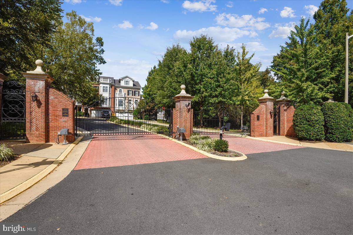 Mclean, VA 22102,7722 SPOLETO LN #50