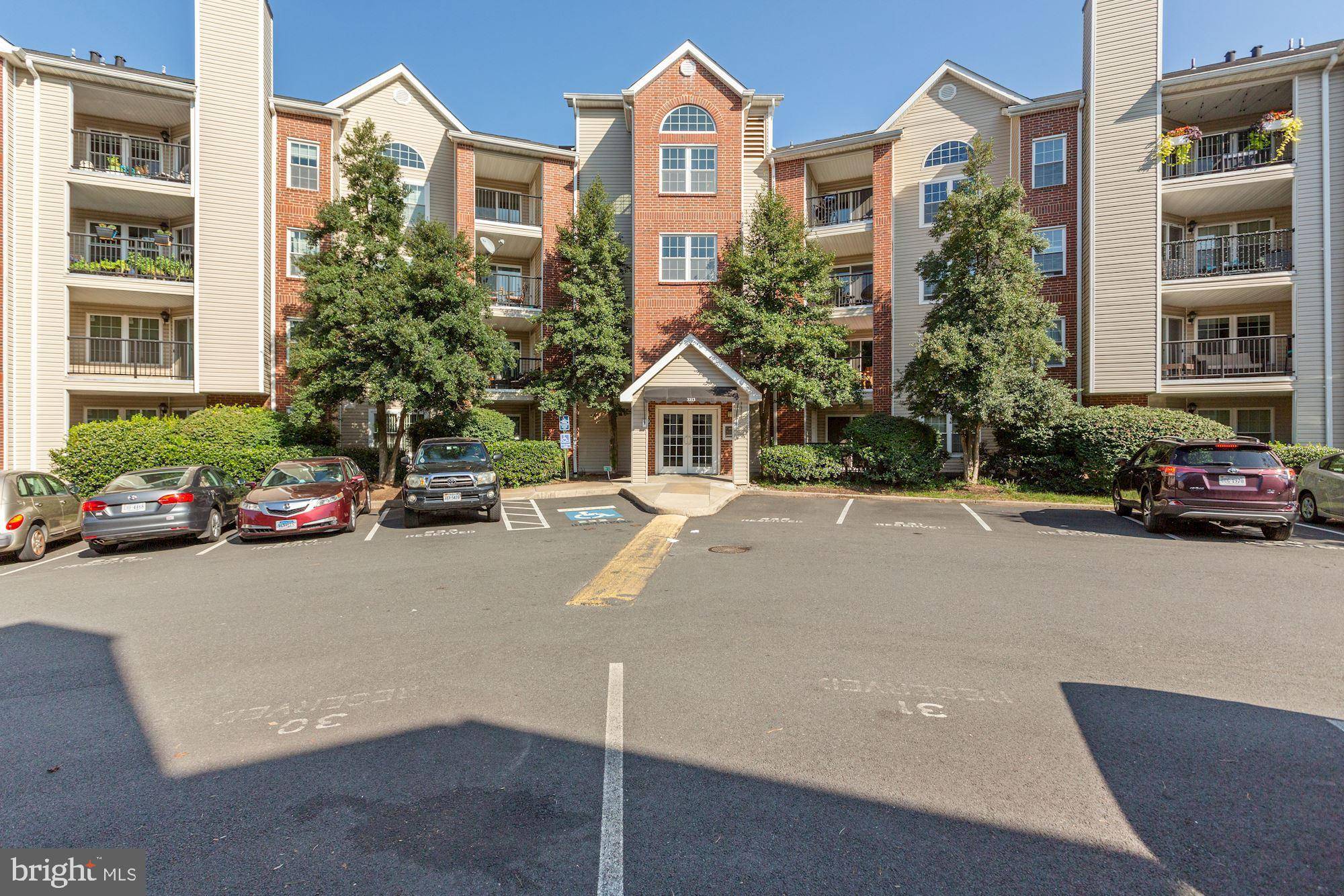 Alexandria, VA 22302,3313 WYNDHAM CIR #1220