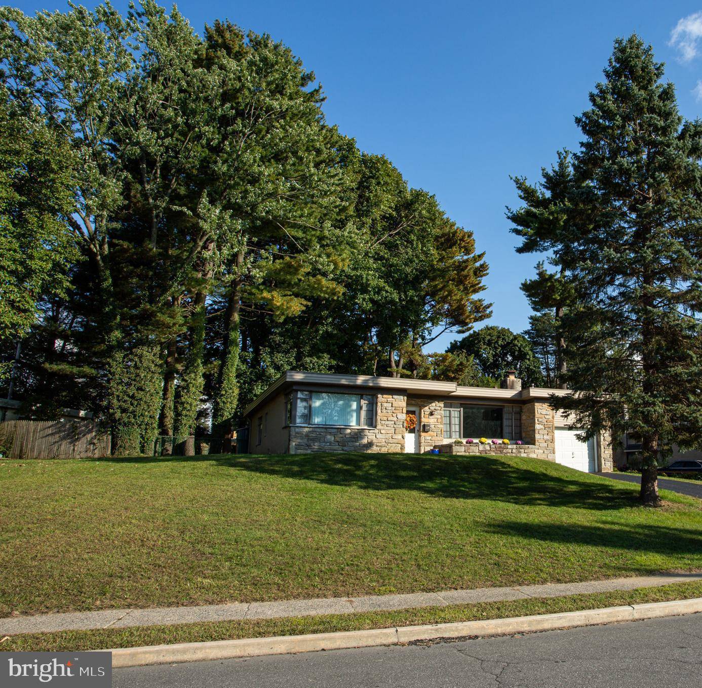 Broomall, PA 19008,705 HEDGEROW DR