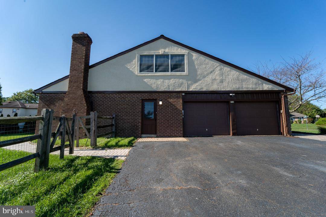 Huntingdon Valley, PA 19006,1815 AUTUMN LEAF LN