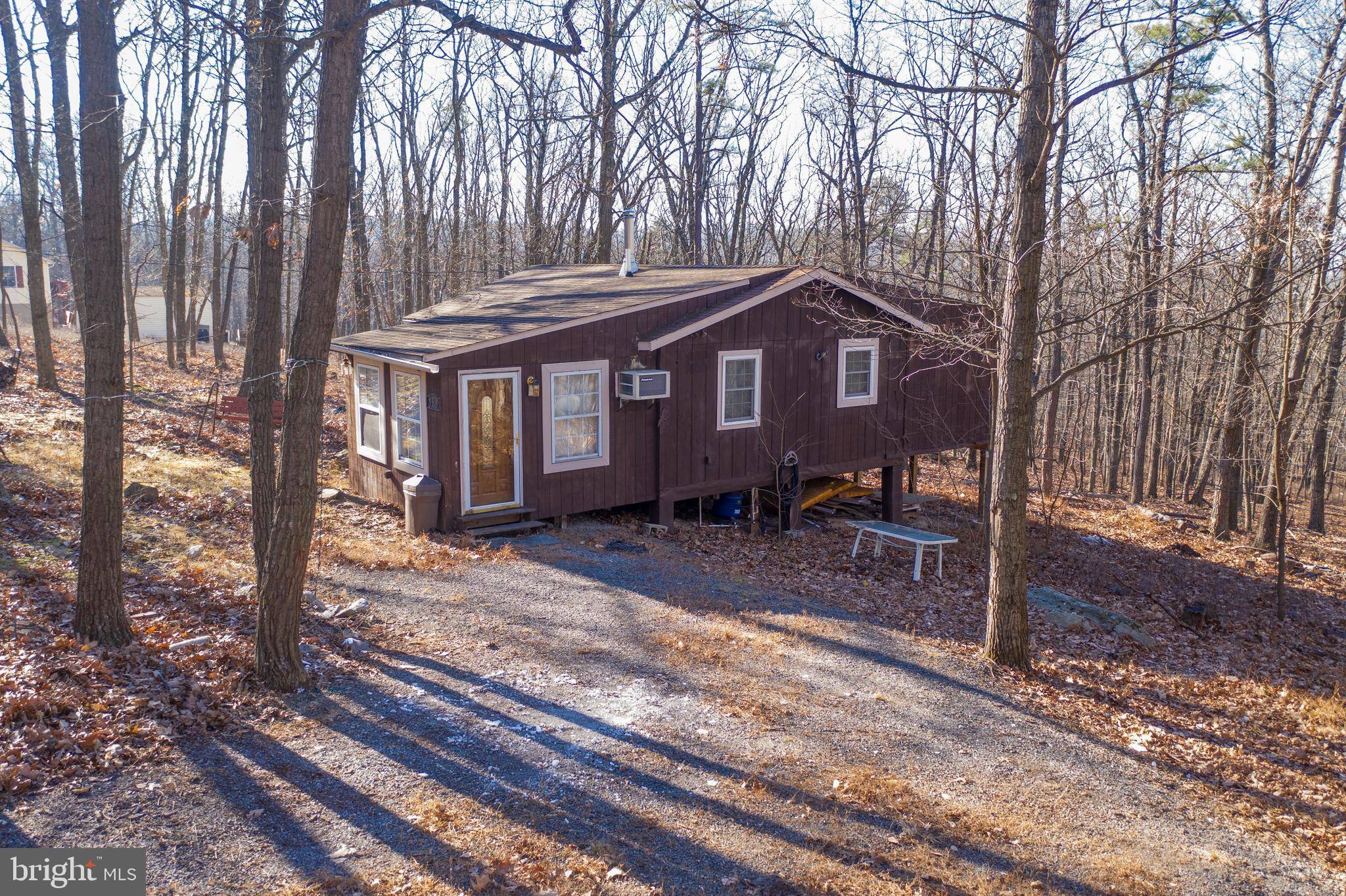 Great Cacapon, WV 25422,323 JUSTIN LN