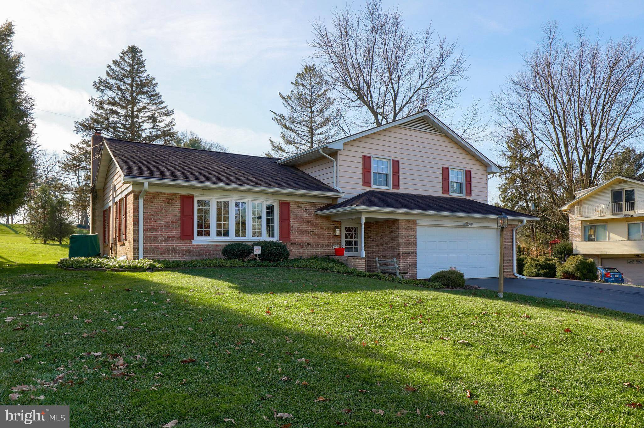 Leola, PA 17540,352 SUN VALLEY DR