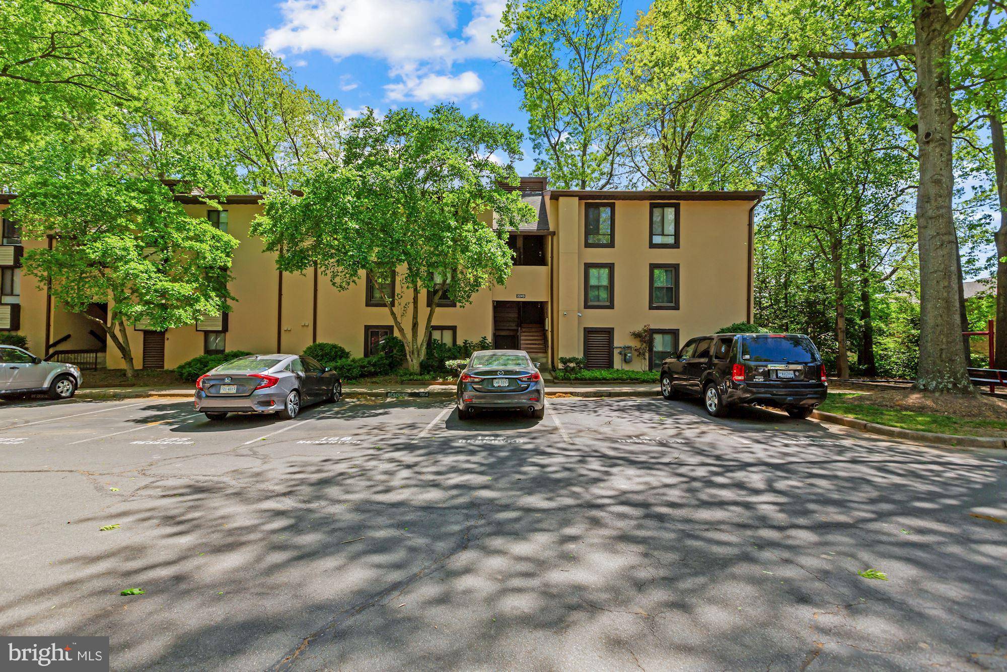 Reston, VA 20191,2249 CASTLE ROCK SQ #1B