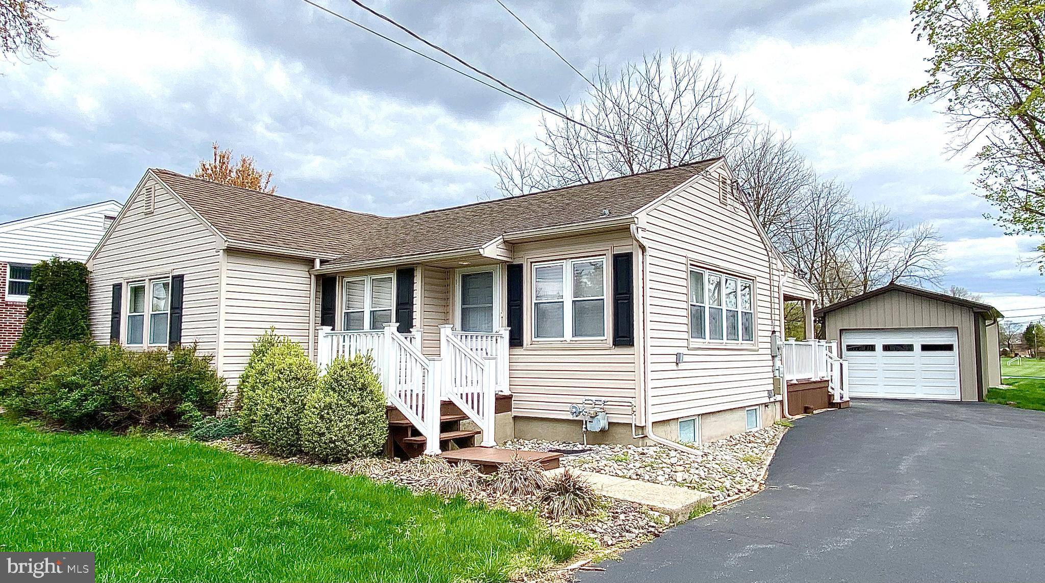 Reading, PA 19606,817 LORANE RD