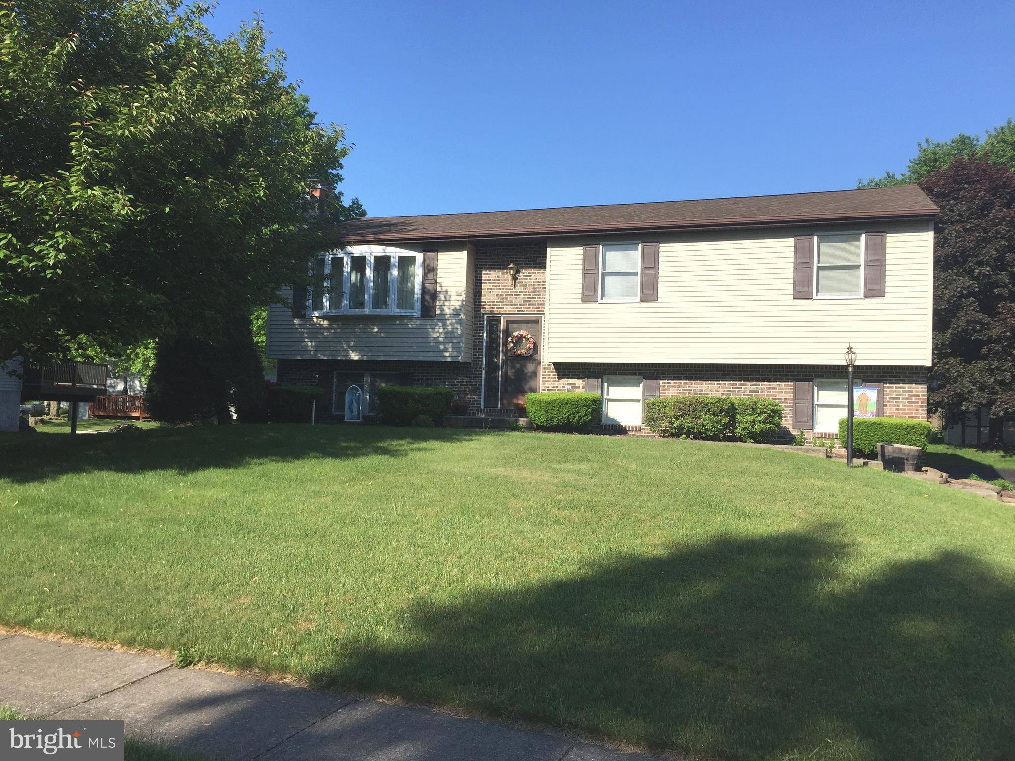 Oley, PA 19547,2 SURREY CT